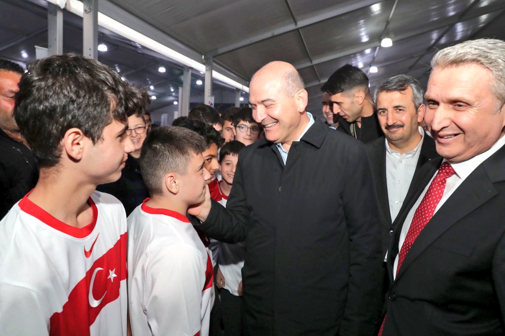 Yunus_Sezer_'s tweet photo. Geçtiğimiz yıl Batı Karadeniz'de yaşanan sel afeti sonrası, ülkemizin tüm imkanlarını bölgede hayatın normale dönmesi için seferber etmiştik.

Devam eden iyileştirme çalışmalarını yerinde incelemek ve afetzede vatandaşlarımızla iftar sofrasını paylaşmak için Bozkurt'tayız... https://t.co/pfRM76rGqJ
