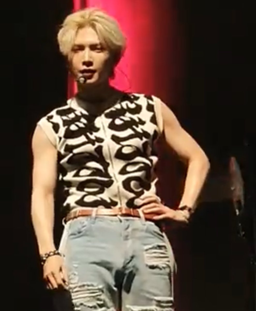 YEOSANGLOOK's tweet photo. wha- https://t.co/HANXFCNBMT