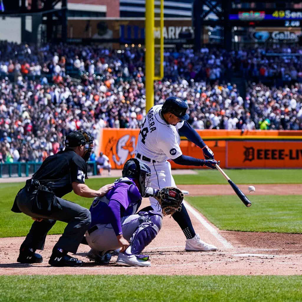 NicolasMaduro's tweet photo. ¡Histórico! Hoy #23Abr, “El Alma Llanera” retumba en el béisbol mundial, para celebrar los 3000 Hits de Miguel Cabrera quien se convierte en el primer venezolano en lograr esta cifra en las Grandes Ligas. ¡Venezuela entera celebra contigo! ¡Eres orgullo Nacional! ⚾🇻🇪 https://t.co/ssl4YWdDoy