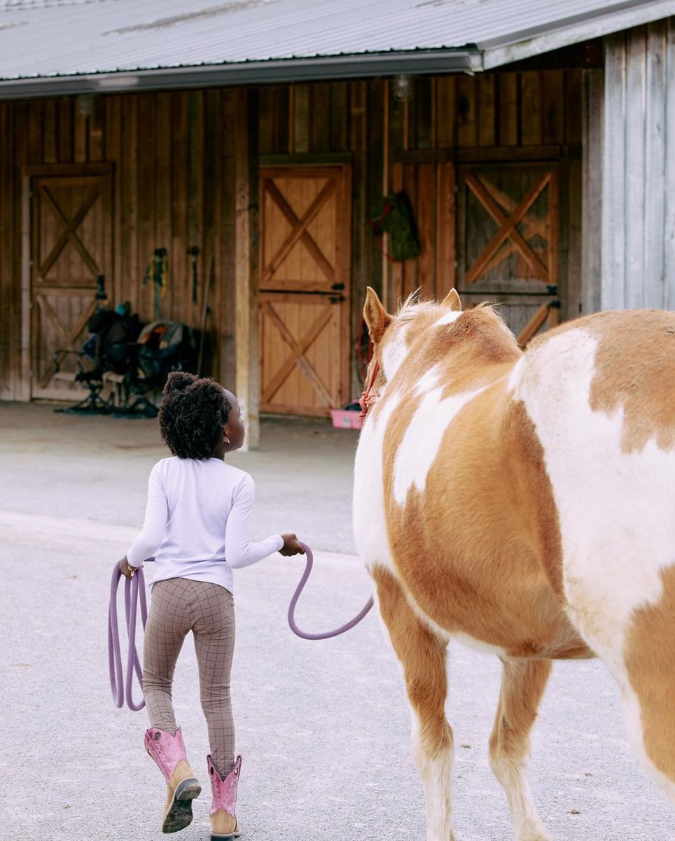 ThomasRhett's tweet photo. Kids and horses. Something really special about it https://t.co/TGh0HBW53s