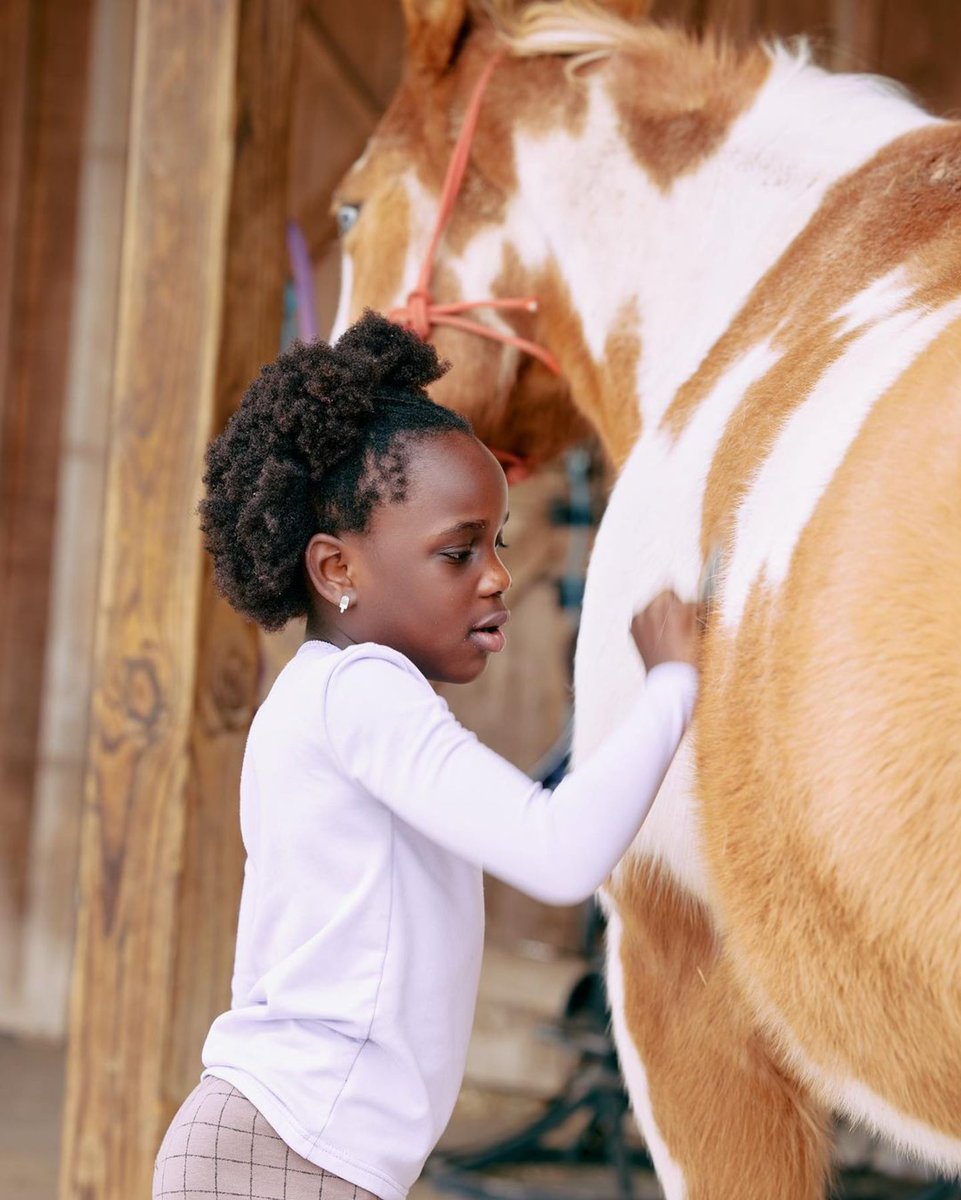 ThomasRhett's tweet photo. Kids and horses. Something really special about it https://t.co/TGh0HBW53s