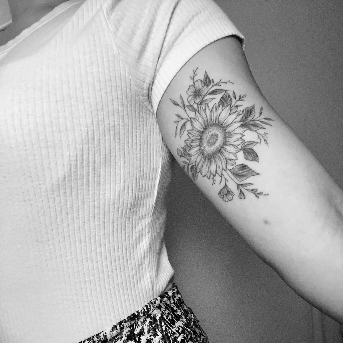 liptonspcialtea's tweet photo. despite knowing
they won’t be here for long
they still choose to live
their brightest lives

- sunflowers (rupi kaur)

proof of life on this bird app 🌻🌻🌻 got this new tatt a week ago and im still obsessed with it 🥰 https://t.co/sSB81hraLD