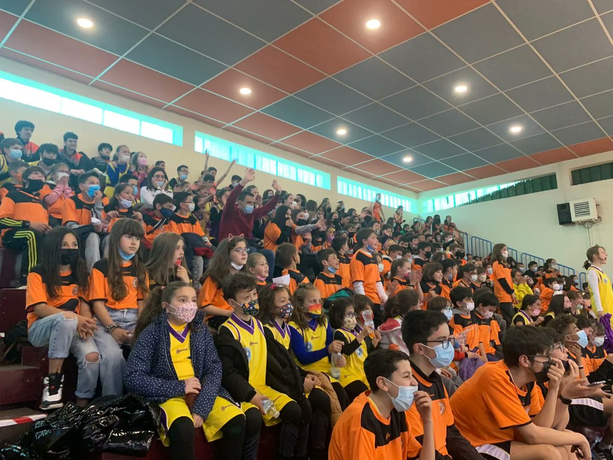 CanteraZamarat's tweet photo. Esta tarde tuvo lugar la presentación de nuestra cantera, todos colocados en la grada viendo a su equipo. #canterazamarat https://t.co/AwfZ0s58m9
