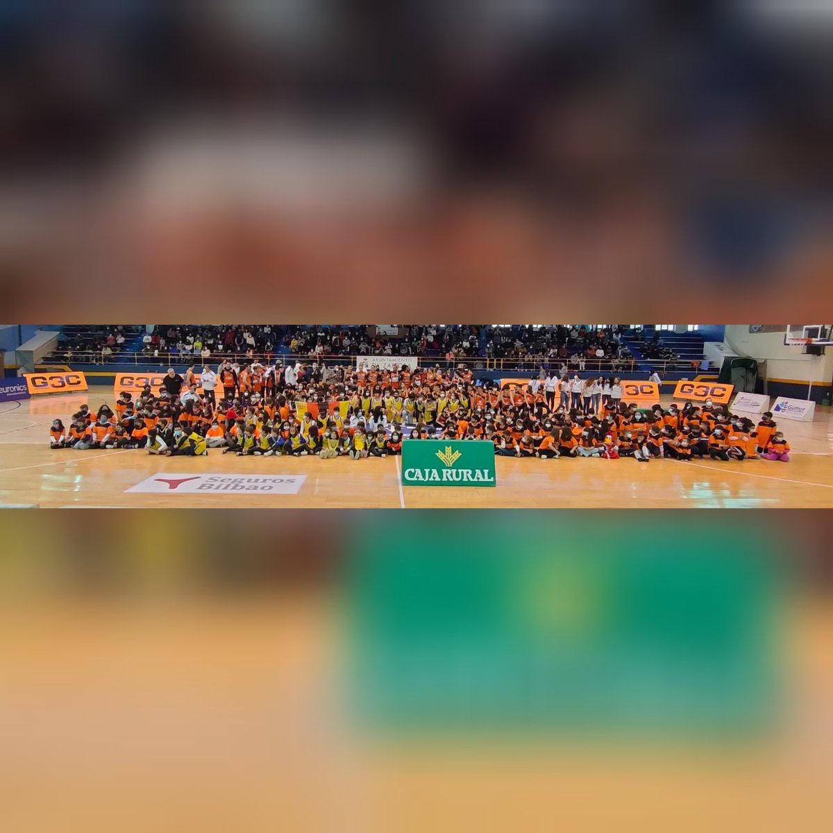 CanteraZamarat's tweet photo. Esta tarde tuvo lugar la presentación de nuestra cantera, todos colocados en la grada viendo a su equipo. #canterazamarat https://t.co/AwfZ0s58m9
