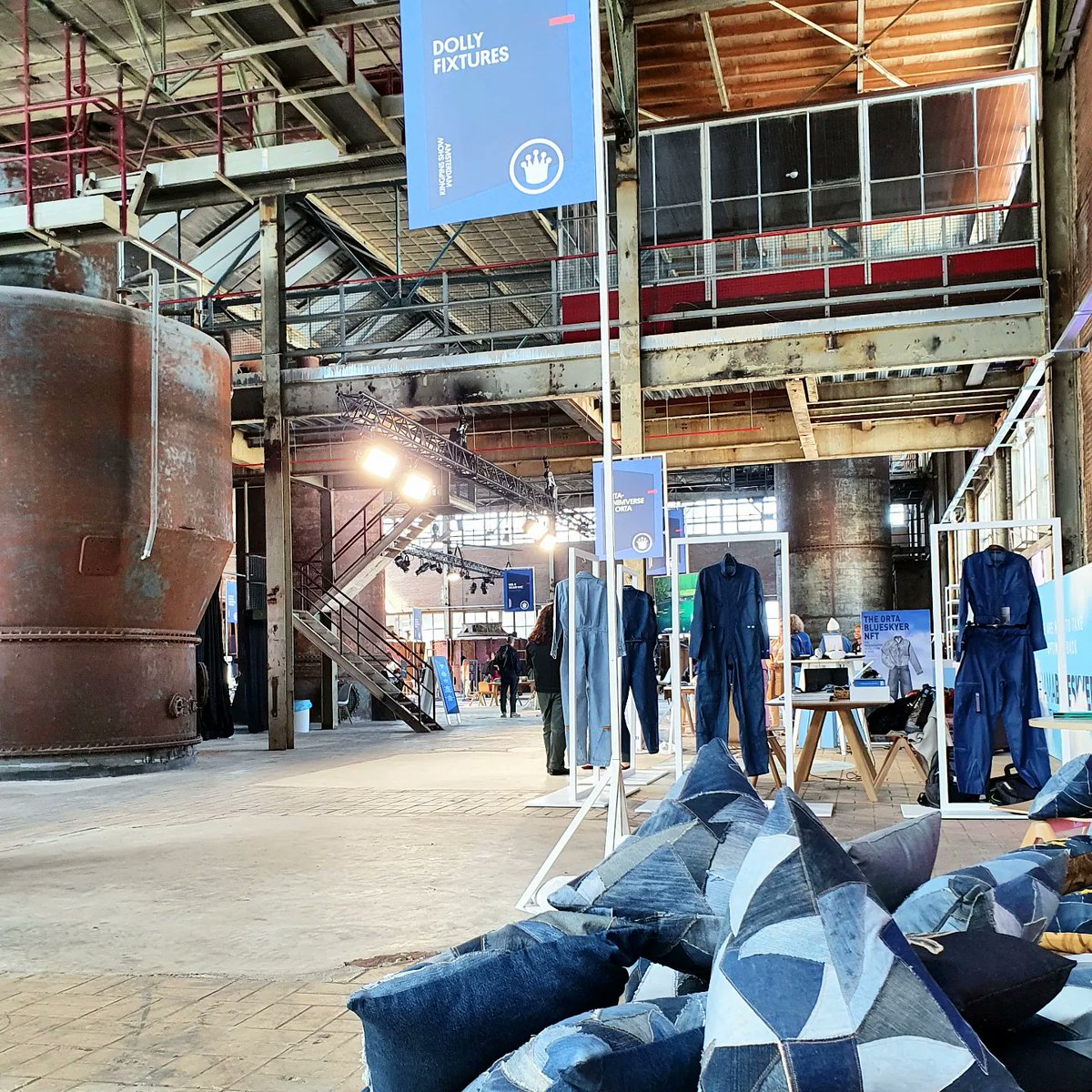 Dolly Fixtures tweet media