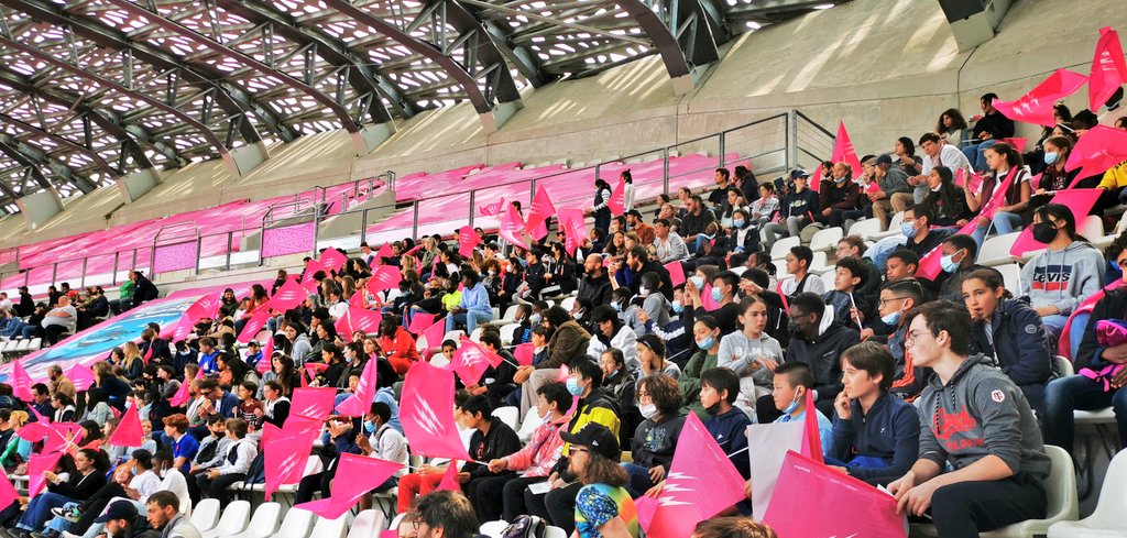 RugbyClg's tweet photo. Merci à @UNSS_Paris d'avoir permis aux élèves du collège, dans le cadre du projet #planèteovale, de soutenir le @SFParisRugby qui nous a accueilli de très belle façon : drapeaux et magazine pour tous! Sans parler des animations chocolatées...
Une très belle après midi ! https://t.co/4RnJmVnK97
