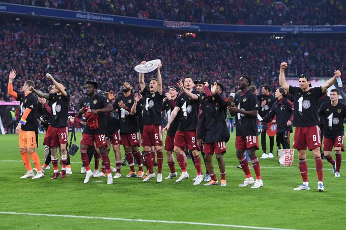 Bayern Münih oyuncuları, Borussia Dortmund maçı sonrası 2021-2022 sezonu şampiyonluğunu kutluyor