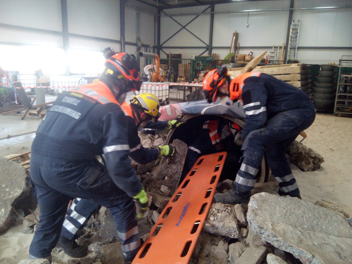 Omdat het weer kan nog eens een grote terreinoefening op initiatief van <a href="/ZOLziekenhuis/">ZOL</a> en <a href="/stadgenk/">Stad Genk</a>. Toffe samenwerking met alle multidisciplinaire partners, in de voorbereiding en tijdens de oefening 💪 #noodplanning