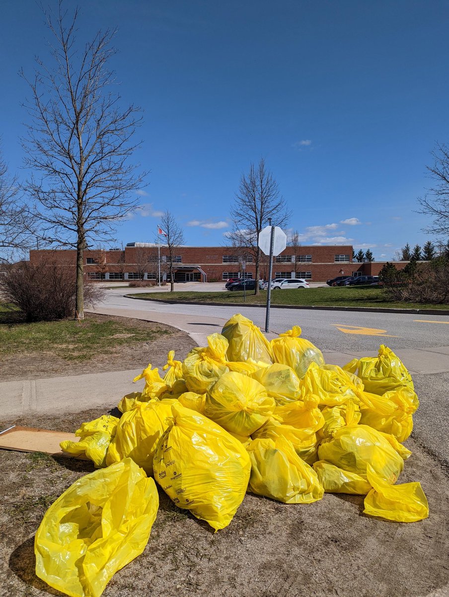 Way to go <a href="/WCLittleES/">WC Little</a> for taking part in Spring into Clean for our school yard and community! The Earth thanks you! <a href="/millerpEDU/">Patrick Miller</a> <a href="/laldersey/">Lisa Aldersey</a> ♻️🌎<a href="/Barrie360/">Barrie 360</a> <a href="/SCDSB_Schools/">Simcoe County District School Board</a>