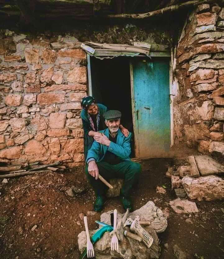 bussralenaa's tweet photo. Kırgınım sana güzel insan, bir tek sen bilirdin yarımlığımı. .. https://t.co/QZeXTGk6Ji