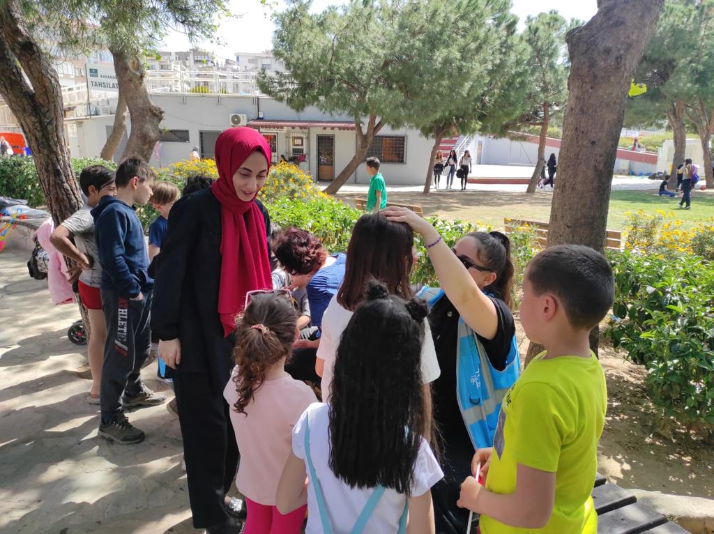 YeniSecmenIzmir's tweet photo. 📍Karabağlar 

Karabaglar Yeni Seçmen teşkilatımız 23 Nisan etkinlikleri kapsamında  Hürriyet parkın'da çocukların yüzlerini boyayarak,Bayrak ve balon dağıtımı yaptılar. https://t.co/hJbUPV7gfM