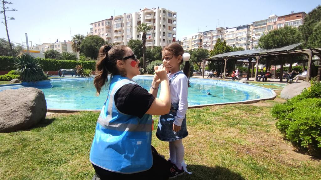 📍Karabağlar 

Karabaglar Yeni Seçmen teşkilatımız 23 Nisan etkinlikleri kapsamında  Hürriyet parkın'da çocukların yüzlerini boyayarak,Bayrak ve balon dağıtımı yaptılar.