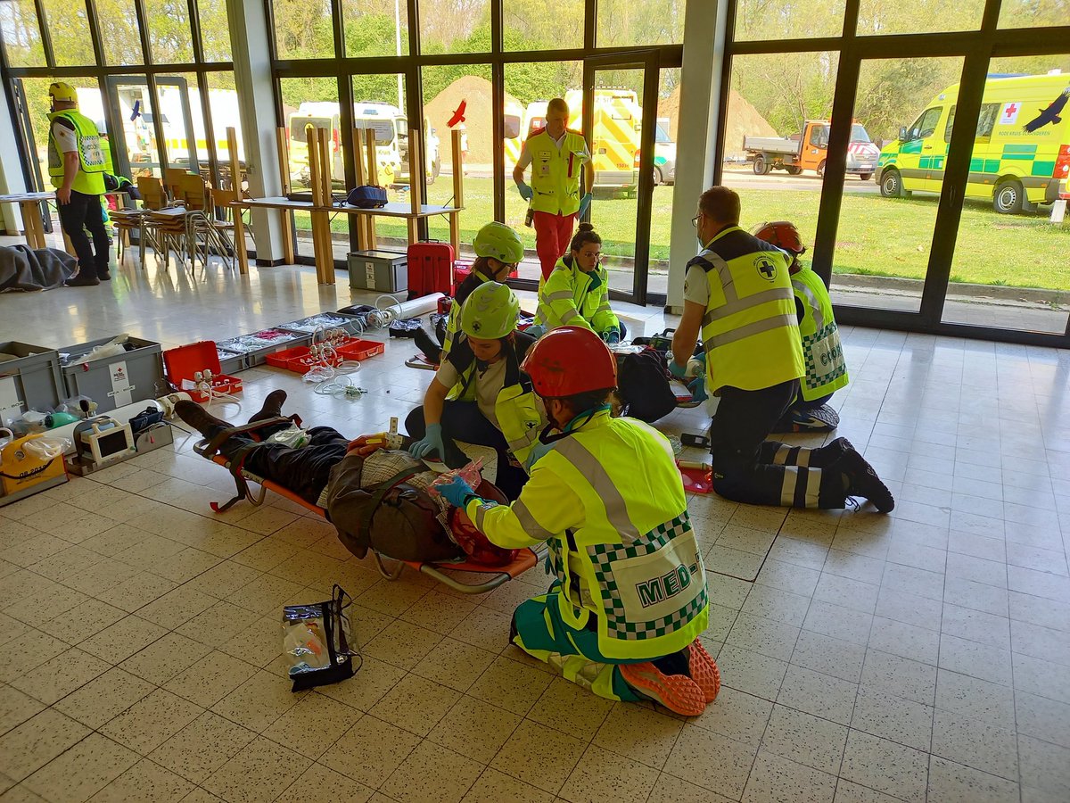 RKHulpdienstlim's tweet photo. Met 3 Snelle Interventie Teams, 3 ziekenwagens en de CP-Med deden we vandaag mee aan de oefening #Genkknalt van @ZOLziekenhuis en @stadgenk. Een mooie D2  samenwerking tussen, @RodeKruisVL, @HetVlaamseKruis en de Limburgse reguliere 112 middelen. https://t.co/YU3uSXGdFK
