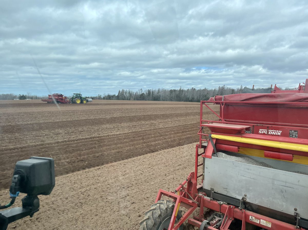 Some Chilly Saturday fun during #plant2022, World class #peipotatoes 🥔 going in the ground.  <a href="/VisserSpuds/">PEI Spuds</a>