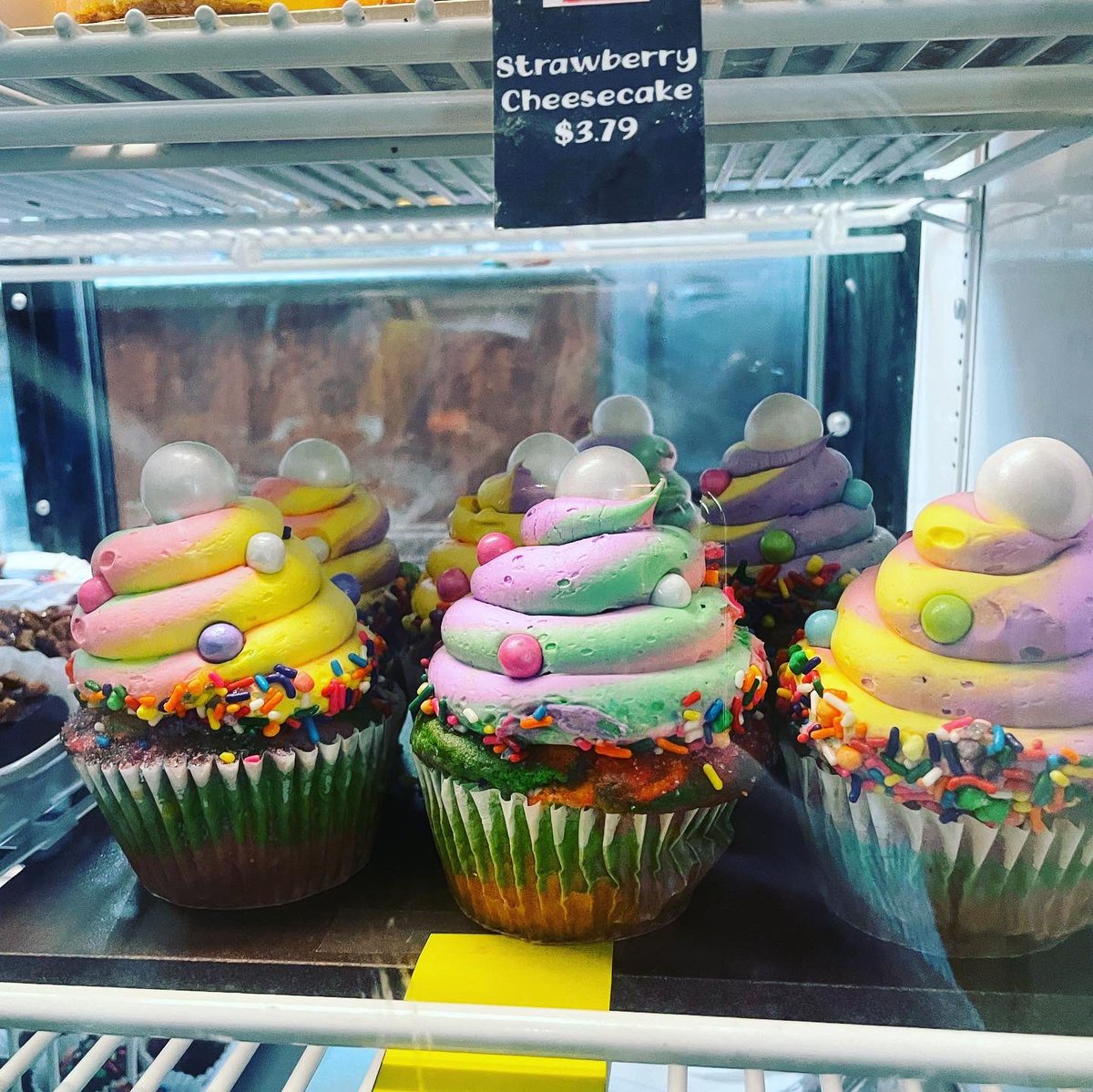 SarahWiedenheft's tweet image. Just found some AMAZING cupcakes that are 💯% #charmypappitson approved! GIMME GIMME!!!! 🧁✨