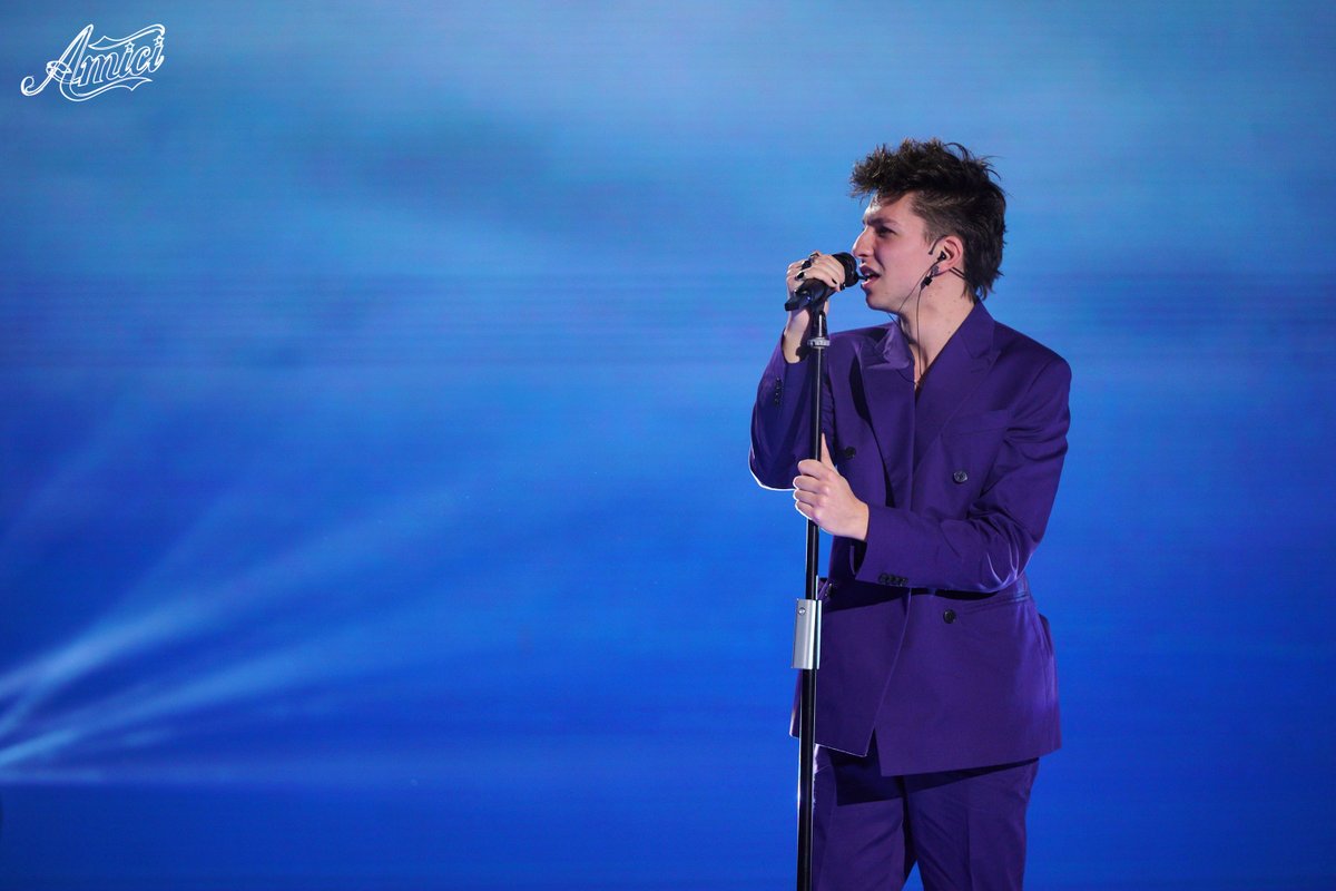 AmiciUfficiale's tweet photo. Voce ed emozione per Luigi che interpreta il grande successo "Bella senz'anima"! Conquisterà il punto per la sua squadra? #Amici21 https://t.co/2SwlZFycYH