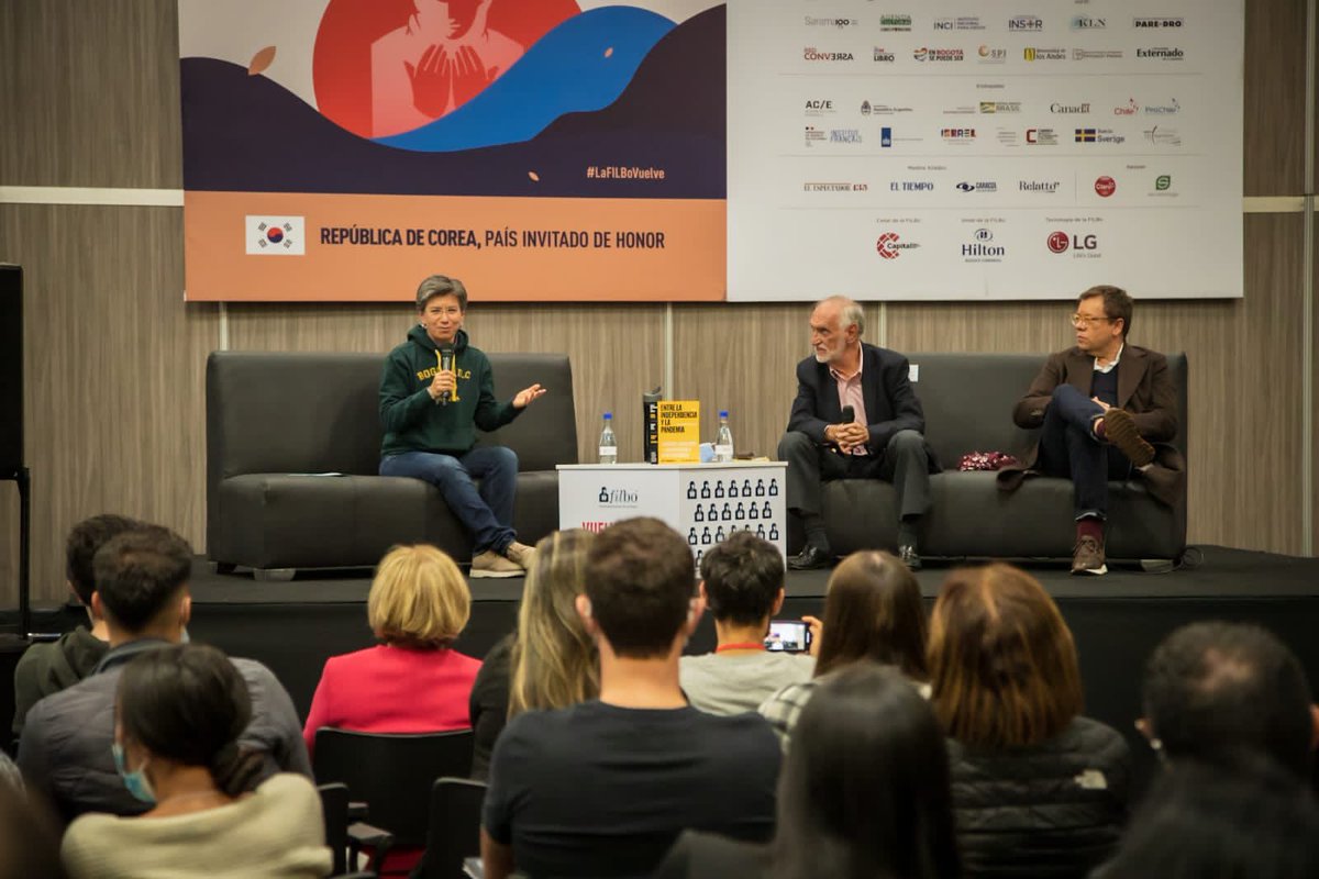 ClaudiaLopez's tweet photo. La pregunta que nos deja el libro es ¿cómo salir de ahí? Tenemos que resolver los problemas estructurales que tenemos. Una reforma social real que construya instituciones sólidas en las que confíen los ciudadanos y que garanticen educación, empleo, oportunidades y una vida digna. https://t.co/BF7eN2oiRO