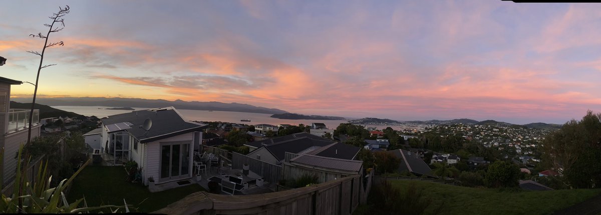bookaye's tweet photo. Good morning Wellington #goodday #sunriserays ⁦@Wellington_NZ⁩ #longweekends https://t.co/XBN24jQSTP