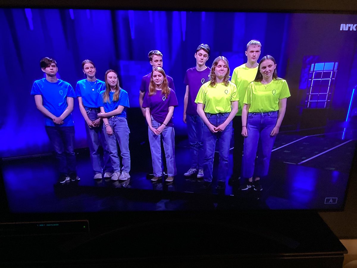 HWarloe's tweet photo. #KLASSEQUIZEN er et flott programkonsept fra @NRKno. Flinke ungdommer som konkurrerer om kunnskap og ikke (som alltid ellers) i idrett! 👏 https://t.co/fd6nOZ4zNX