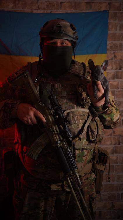 prm_ua's tweet photo. Полк ССО "Азов" Київ та врятований чотирилапий друг бажають українцям мирної ночі!

📷Тероборона "Азов" https://t.co/4VmAvZy9yu