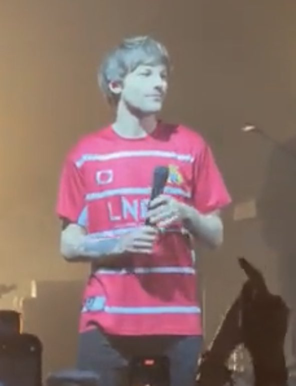 Here's a better look at the jersey — and its back ! It's a