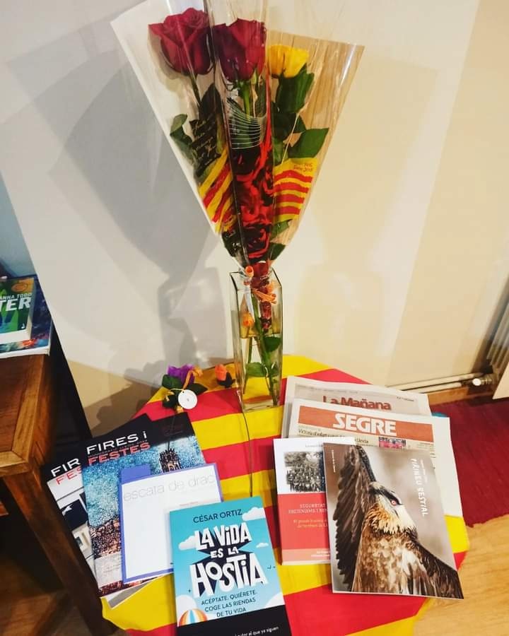 gemma_quer's tweet photo. Bona diada de Sant Jordi 2022!!! 📖🌹 #SantJordi2022 #Diada #roses #llibres #23Abril2022 https://t.co/bSGPlXhRFg