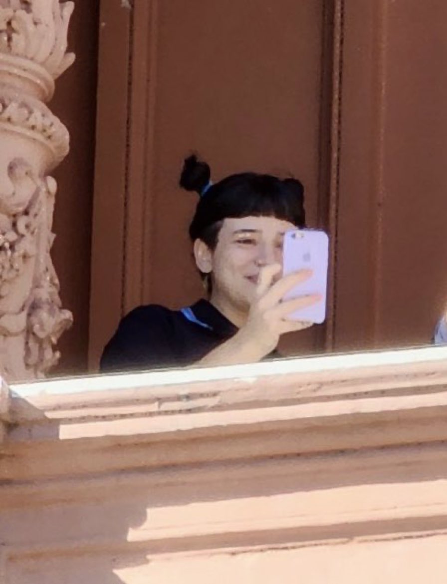 edufeiok's tweet image. Burlándose desde el balcón de la rosada.