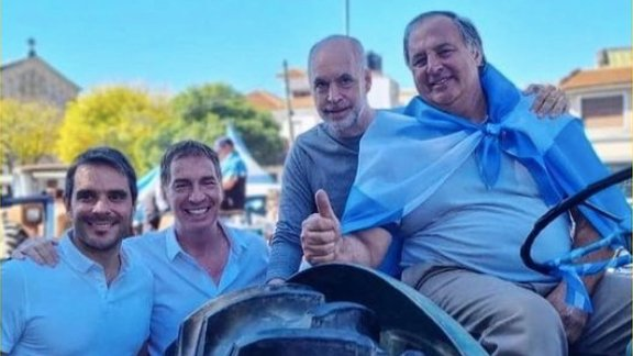 Lupo55's tweet photo. Esto que sucedió hoy con la convocatoria al tractorazo y el uso que pretendió Juntos de la pobre movilización es lo que nos pasa también a nosotros frecuentemente: ritualizamos conductas y prácticas exitosas en otras coyunturas que en la actual son un fiasco. Nada es para siempre https://t.co/jRChzwtIHx