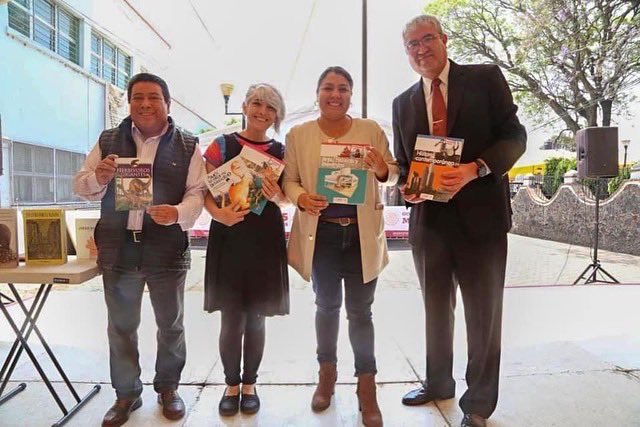 bereheca's tweet photo. Un buen libro y una deliciosa nieve, es el plan perfecto para este sábado. 

Hoy es el #DíaInternacionalDelLibro y tenemos preparadas una serie de actividades para chicos y grandes en el primer cuadro de la alcaldía. 

Disfruta tu alcaldía en familia. 

En #Tláhuac #PazYBienestar https://t.co/RRqsteICee