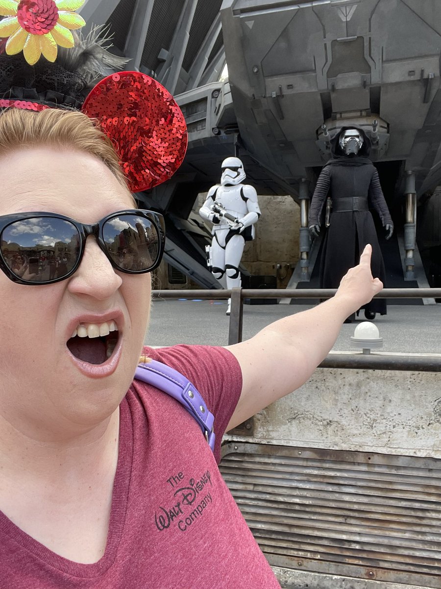 kaitlynrobrock's tweet photo. BOYFRIEND #KyloRen #WaltDisneyWorld #SoEmo https://t.co/Y514CRC4Vp