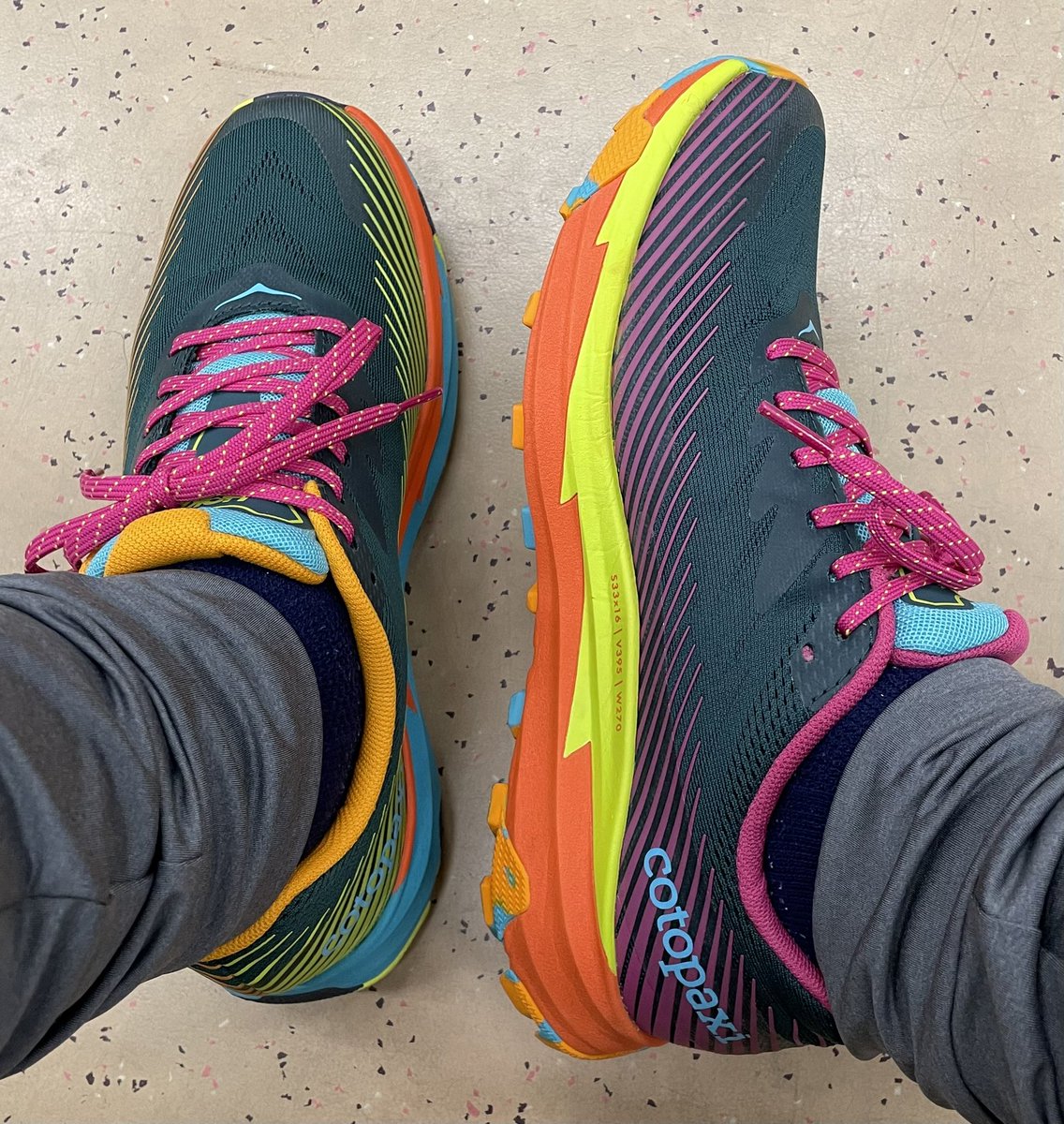 t_a_m_a_a's tweet photo. 午後から雨予報だけど、街歩きからHOKA× Cotopax Torrent2をシェイクダウン。また少しアッパーが硬いけど馴染んでくれはジャストでは。踏んでみた感じは始め結構硬めで踏み込んでいくと柔らかくなっていく印象。使い込むのが楽しみ。
#HOKA #Cotopax #Torrent2 #HOKAONEONE #HOKAFUN https://t.co/IJmX1SULNl