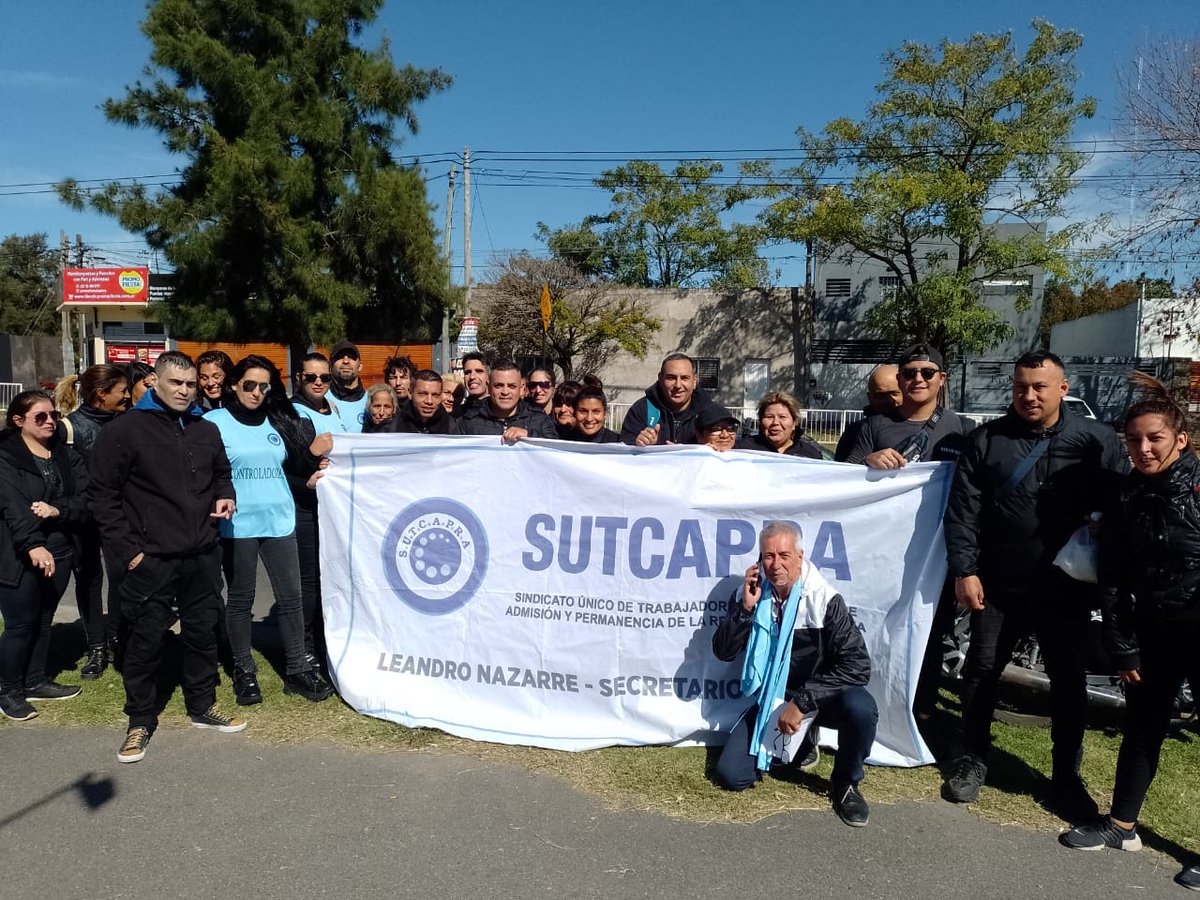 SutcapraOk's tweet photo. Hoy junto a la Delegación de La Plata estuvimos en la previa del recital donde nuestra Bolsa de Trabajo garantizó cupos laborales a una importante cantidad de compañeros que prestarán servicios en las tres fecha de la banda pautadas en el Estadio Ciudad de La Plata #Sutcapra https://t.co/dndNlPldWX