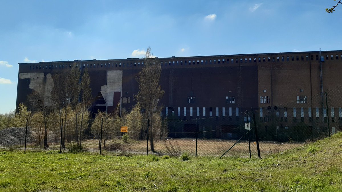 bohni1979's tweet photo. #Kraftwerk #Vockerode
Im Sommer 1998 fand die Landesausstellung Mittendrin in den zwölf Kesseln des Kraftwerkes statt, in der ich noch war, bevor das Kraftwerk seine Pforten schloss und jetzt zerfällt. 😏 https://t.co/aUFauRqj1q