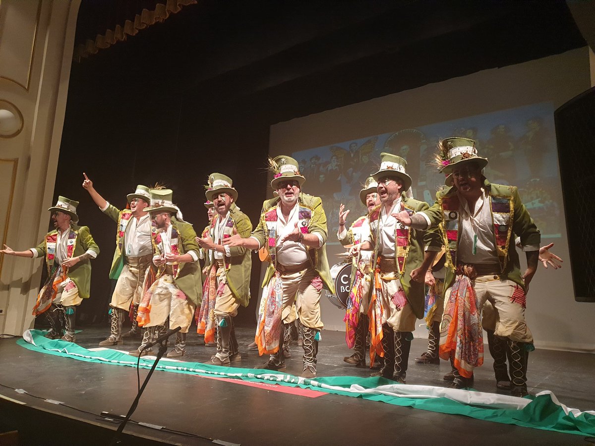 Espectaculares voces y presentación para la comparsa malagueña Matria,  que cierra ya la segunda de las tres jornadas de semifinales del concurso de agrupaciones de Carnaval.