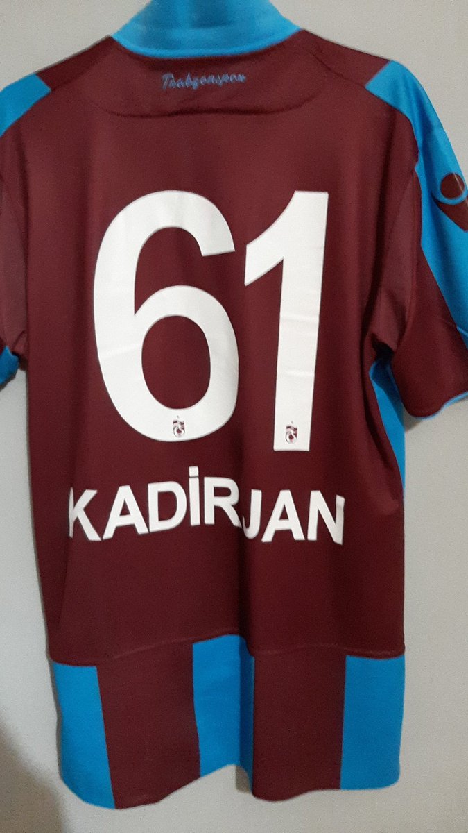 kadircan_yuce's tweet photo. Haramilerin tahtı yine yıkıldı. Trabzonspor Şampiyo... 💜💙#Trabzonspor https://t.co/Sv6y55keGY