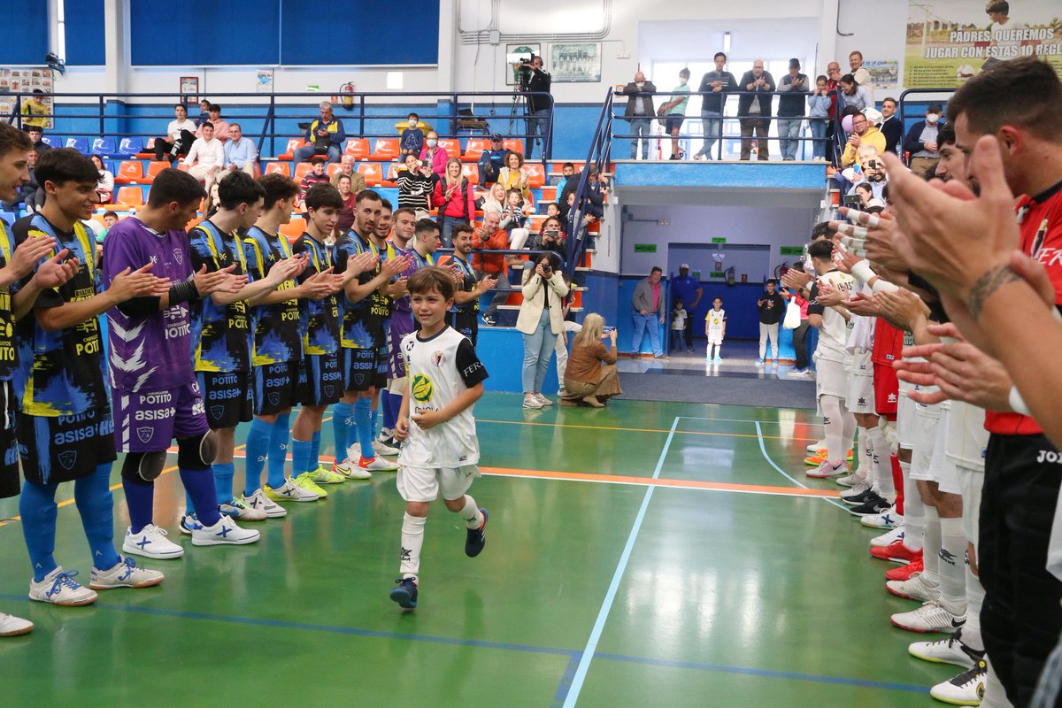 Los jugadores del Cádiz CF Virgili se unieron a la <a href="/UDCoinFS/">UD  COINEÑA FS</a> para hacerle el pasillo de campeón con todos los honores a su equipo prebenjamín.

¡ENHORABUENA campeones! 👏👏👏