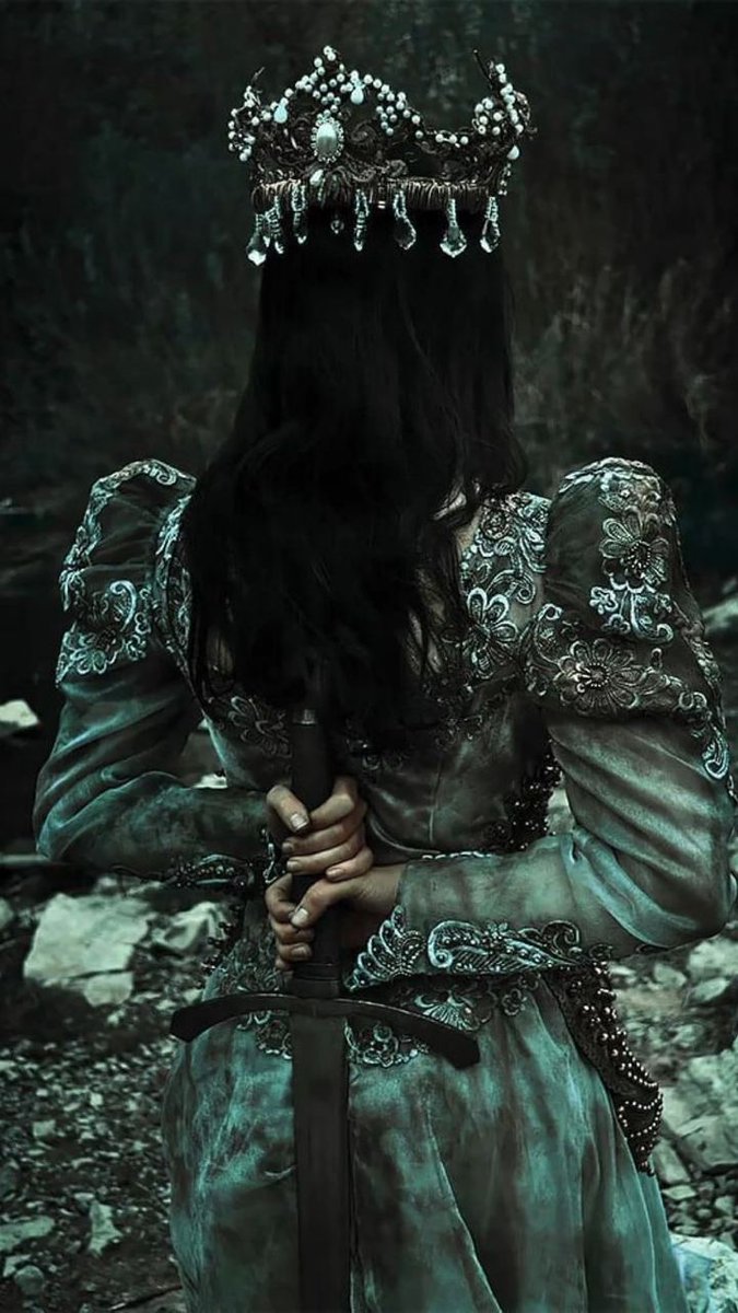 CassNwrites's tweet image. Put on a throne she’s never wanted
Skye must learn that every villain has an origin story, and that this one is hers.
Beware world, for by the time Skye accepts her fate HEADS WILL ROLL . . .
 #wiplift