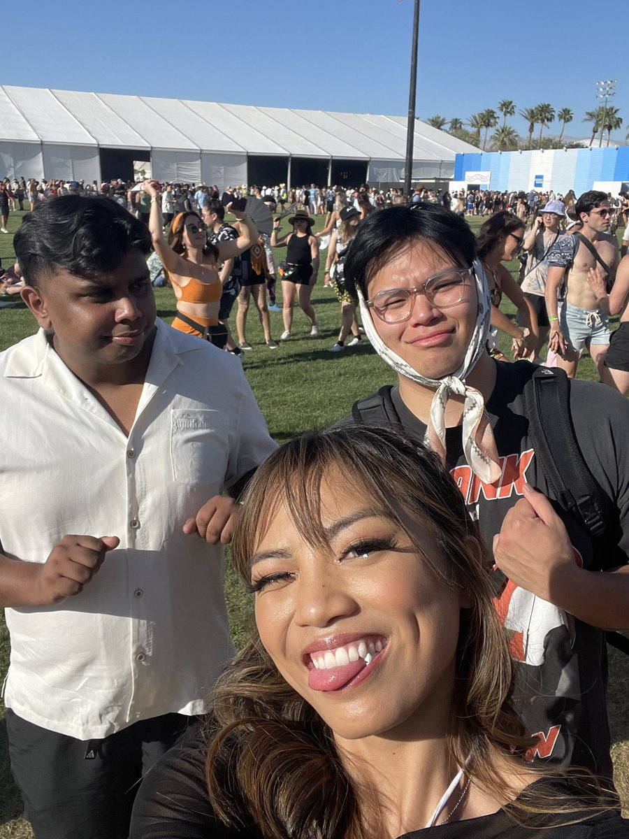 DerriChenn's tweet photo. Anyone have Sunday Coachella tickets? I’m on my knees 😰 https://t.co/xtD8vEhqnX