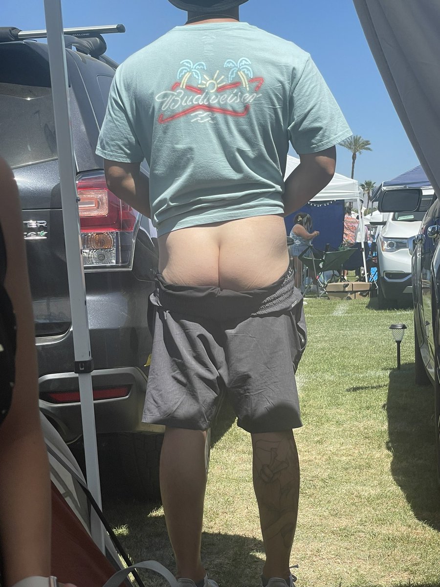 DerriChenn's tweet photo. Anyone have Sunday Coachella tickets? I’m on my knees 😰 https://t.co/xtD8vEhqnX