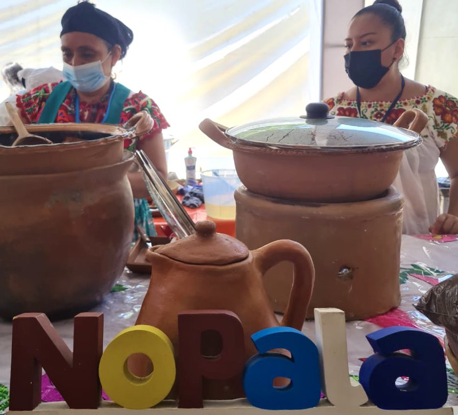 larutade_li's tweet photo. On fire el opening del 4to encuentro de #CocinerasTradicionales de #Oaxaca y la #Costa nuevamente sorprende al público con recetas típicas de la #cultura #chatina representada por expertas cocineras de Santos Reyes #Nopala corazón de la cultura chatina #gastronomia #lacocinadeli https://t.co/gegn3UtDS2