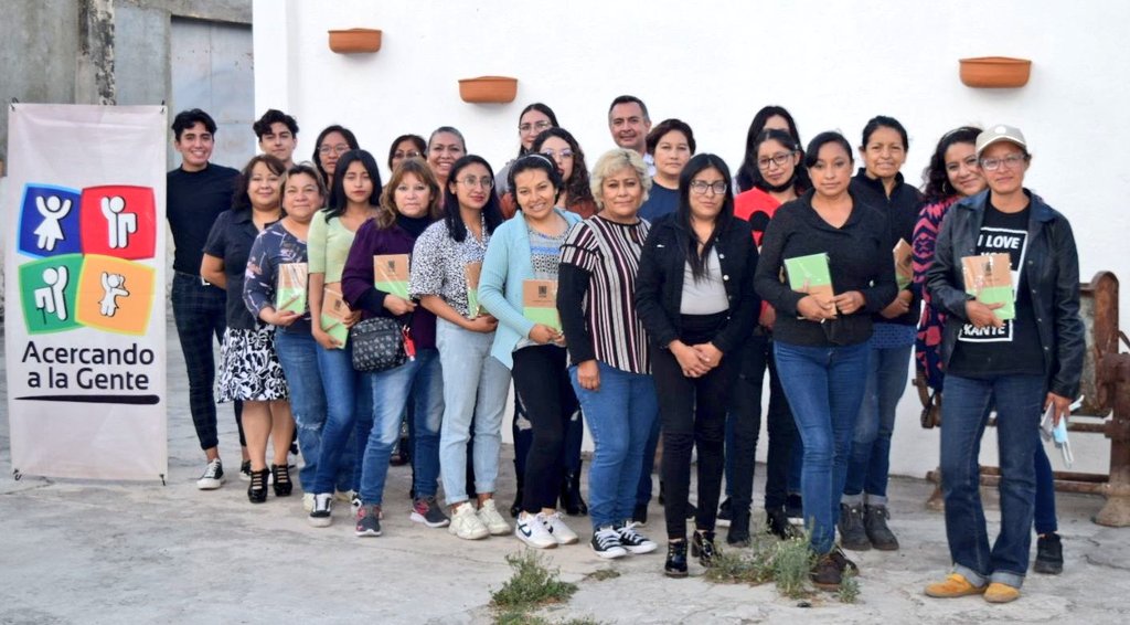 Fund_Acercando's tweet photo. Concluimos la primera etapa del curso "Promotoras Comunitarias en Prevención de la Violencia". 
#EstamosContigo y continuaremos avanzando para que esta red de apoyo logre su objetivo, contribuir a la erradicación de la #ViolenciaDeGénero. 🟠
#AcercandoSonrisas https://t.co/tNI6RlARpy