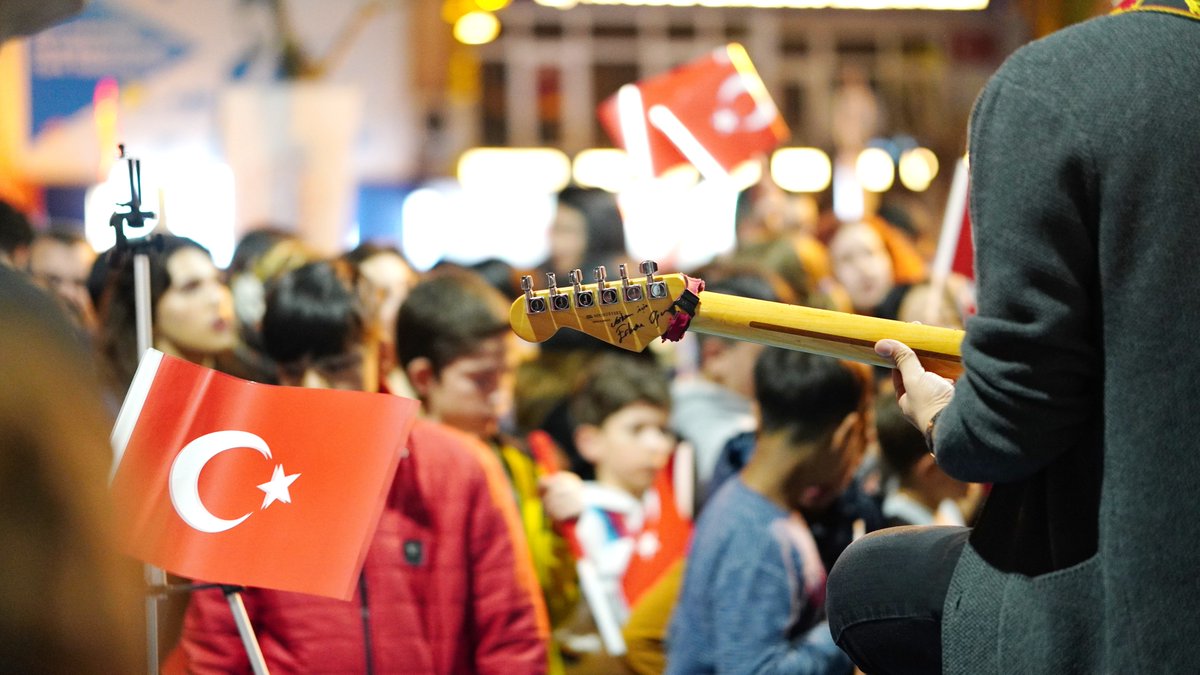 nigdeilmem's tweet photo. @NigdeGSL öğretmen ve öğrencilerinden oluşan ekip @belediye51 tarafından organize edilen 23 Nisan ve Ramazan etkinlikleri kapsamında vatandaşlara açık hava konseri verdi. https://t.co/s8xntRE4Al