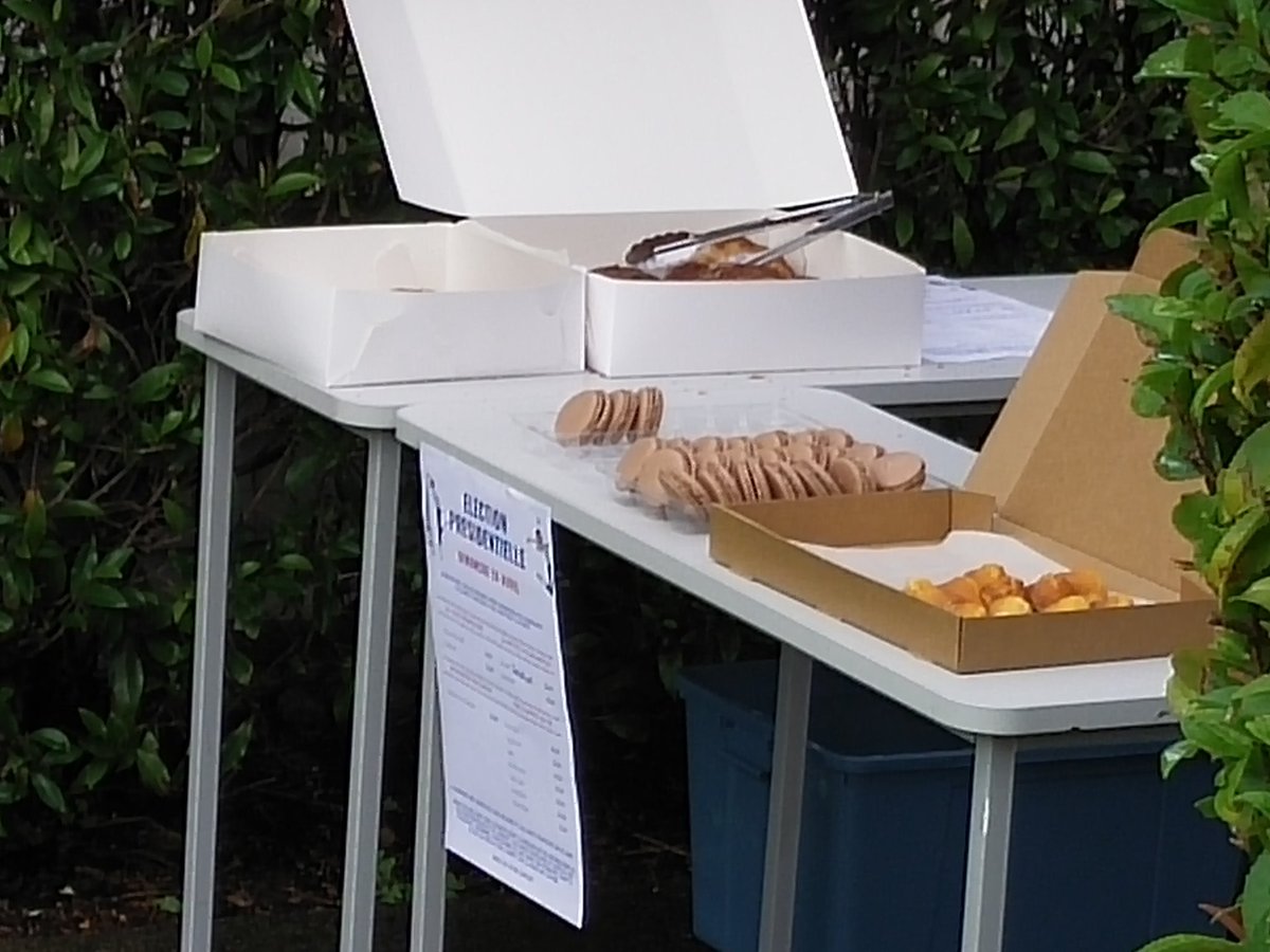 Devant l'Alliance Française à Auckland, on attend notre tour pour voter. La pression culinaire monte... #VoterMacaron