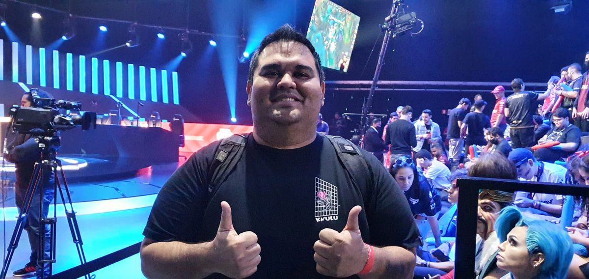 leoyahata's tweet photo. Galera ... Olha onde chegamos! Teve de tudo! Torcida com uma energia sensacional e uma final INCRÍVEL!
O #CBLOL FOI UMA EXPERIÊNCIA ÚNICA!
OBRIGADO @santander_br pelo convite!
#TemSantaTemGame https://t.co/j0WFXKuKLh