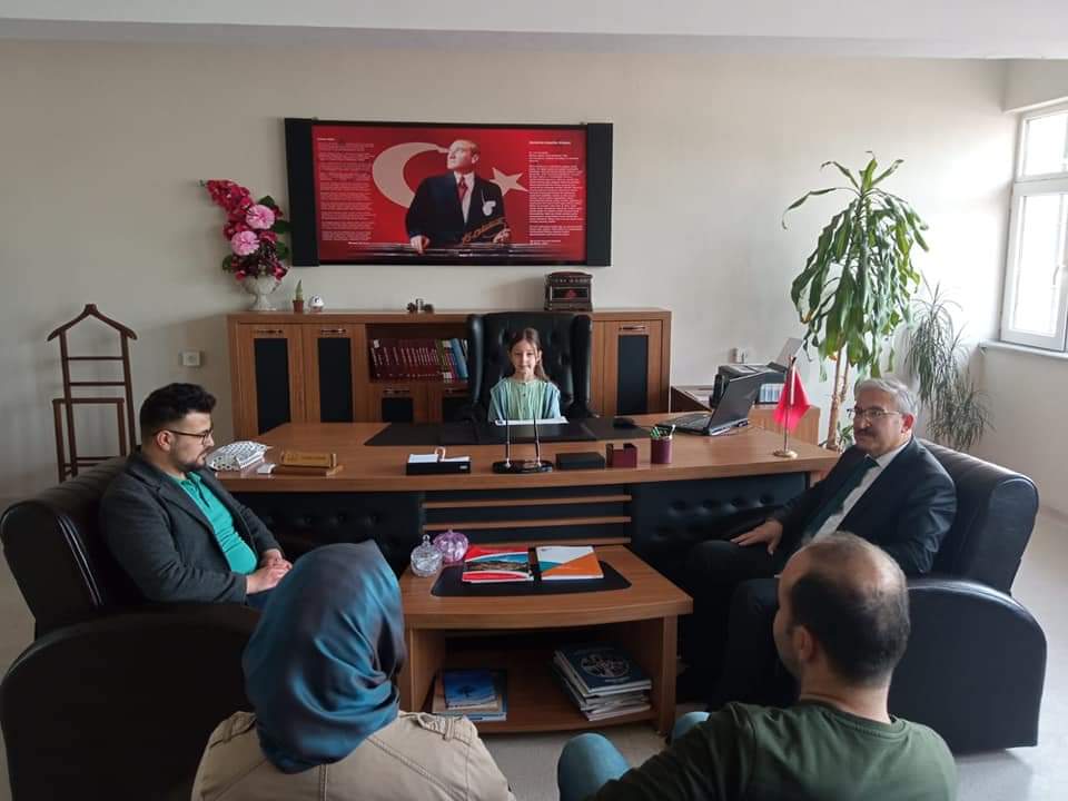 Makamlar Çocuklarla Neşelendi.                                Müdürümüz Avşar'ı Başçiftlik İlkokulu öğretmenleri ve öğrenci makamında ziyaret etti, makamı devraldı.                                                                               #23NisanUlusalEgemenlikveÇocukBayramı