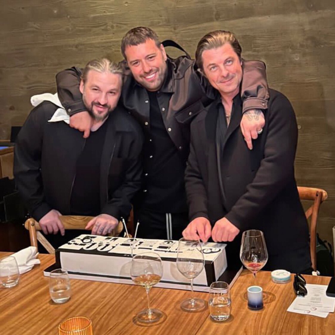 youBEATmusic's tweet photo. #SwedishHouseMafia celebrating #SebastianIngrosso 39th bday with a huge consolle cake! ๐๐ง๐
#SHM #HappyBdaySeb https://t.co/aHFsBfzWrW