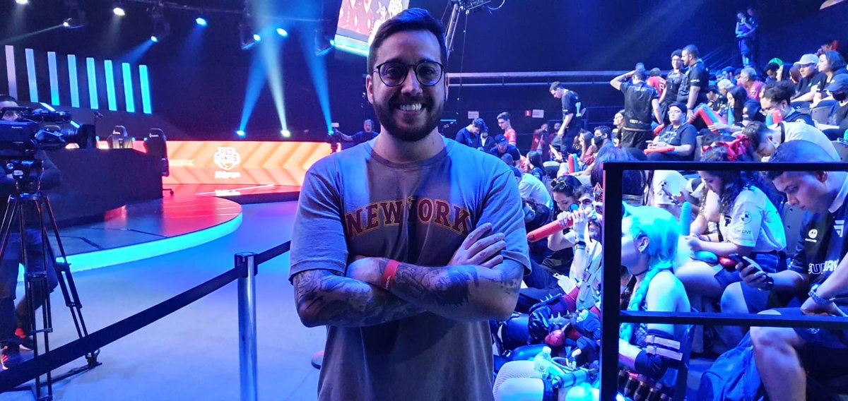 theAKumoto's tweet photo. OLHA ONDE EU TO MALUCOOO! FINAL DO #CBLOL
Que experiência incadreditavel, é uma sensação de outro mundo. E a torcida?! To quase surdo kkkk foram 5 jogos de tirar o fôlego. 
@santander_br muito obrigado pelo convite! #TemSantaTemGame #Publi https://t.co/zXXxkbUOe0