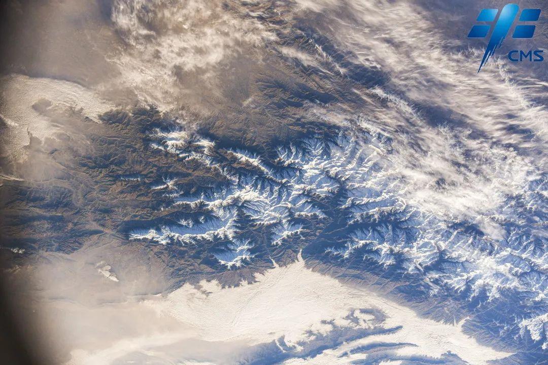 PDChinaLife's tweet photo. What does Earth look like from space? Let’s feel the beauty of Earth from the photos snapped by the #Shenzhou13 crew members on China’s Space Day, which falls on April 24 every year. https://t.co/FRyCMQ7G90