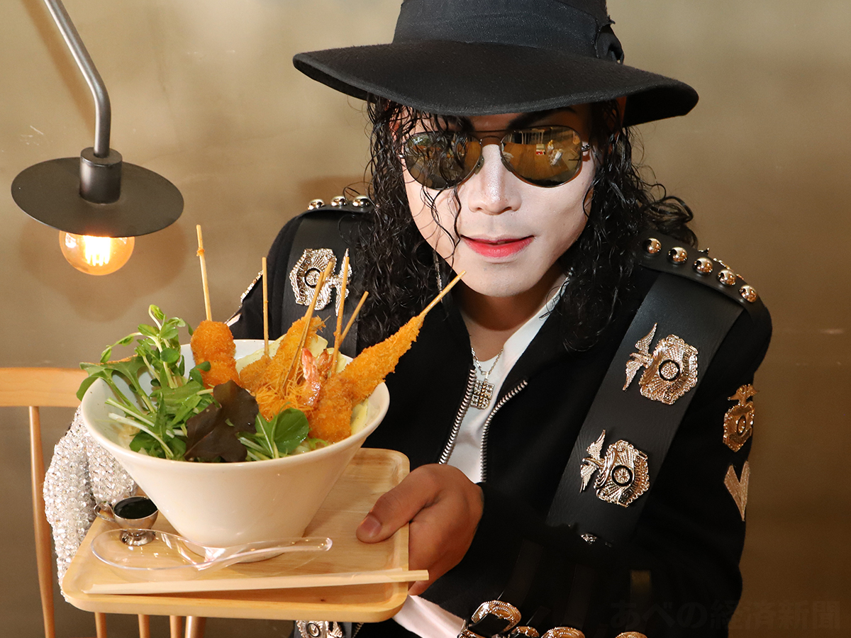 abenokeizai's tweet photo. 新世界に「串カツラーメン」誕生　マイケル・ジャクトンさん考案 https://t.co/zEYYwAoFwY 
#串カツラーメン #マイケル・ジャクトン #新世界 #通天閣 #クリームキッチン https://t.co/iO38i3XZhb
