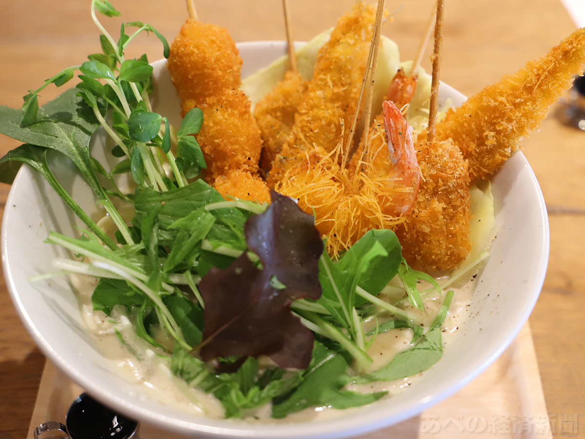 abenokeizai's tweet photo. 新世界に「串カツラーメン」誕生　マイケル・ジャクトンさん考案 https://t.co/zEYYwAoFwY 
#串カツラーメン #マイケル・ジャクトン #新世界 #通天閣 #クリームキッチン https://t.co/iO38i3XZhb